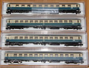 vier Schnellzugwagen der DB - Epoche IV