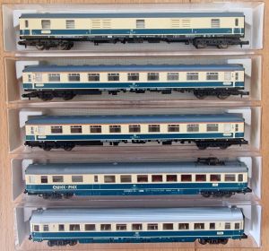 f&uuml;nf Schnellzugwagen der DB 