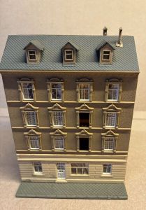 Pola Stadthaus  Fertigmodell. Patiniert. 