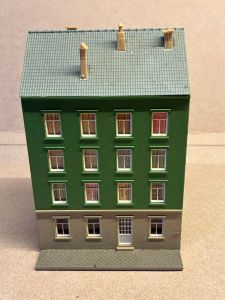 Pola Stadthaus  Fertigmodell. Patiniert