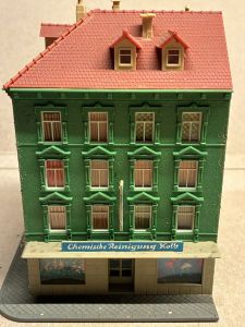 Pola Stadthaus  Eckhaus Fertigmodell. Patiniert.