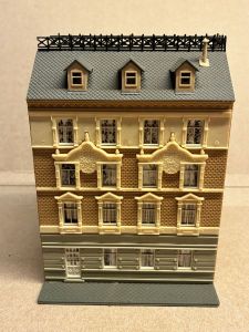 Pola Stadthaus  Fertigmodell. Patiniert. 