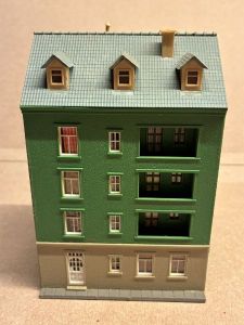 Pola Stadthaus  Fertigmodell. Patiniert. 