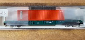 4-achsiger Containertragwagen Bauart Sgnss der Inter Ferry Boats (IFB) mit einem Container &bdquo;CMBT&ldquo; 