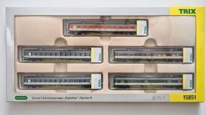 Minitrix 15851 &ndash; Set mit 5 Schnellzugwagen "Popfarben" der DB (Ep. IV), unbespielt, OVP