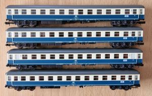vier Schnellzugwagen 2.Klasse der DB