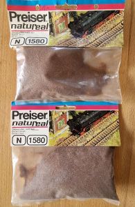 zwei T&uuml;ten Gleisschotter rostbraun - je 2,50 &euro;