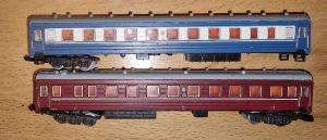 zwei Weitstreckenschlafwagen der SZD