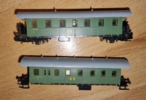 zwei Wagenk&auml;sten f&uuml;r DR-Donnerb&uuml;chsen