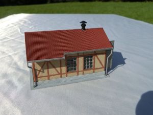 Spur N POLA 277, Nebenbahn-Lokschuppen mit Fachwerk.