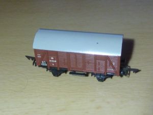 Gedeckter G&uuml;terwagen mit Hakenkupplung