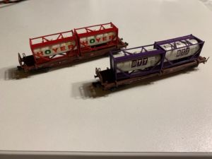 2 Taschenwagen mit Tankcontainern