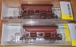 zwei Selbstentladewagen Fcs der DR