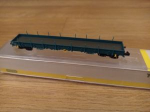 Flachwagen mit Bordwänden und Rungen