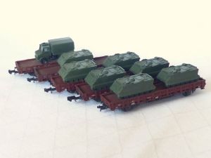 Roco Panzerzug beladen mit 1x Unimog und 7x M113