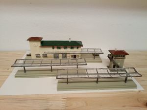 Bahnhof mit zwei Bahnsteigen und Stellwerk.