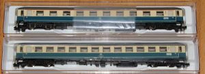 zwei Schnellzugwagen der DB - Epoche IV