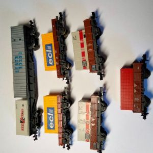 6 St&uuml;ck verschiedene G&uuml;terwagen mit Containern beladen