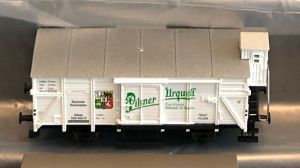 Fleischmann 2 Bierwagen "Pilsner Urquell" mit Bremserhaus der DRG