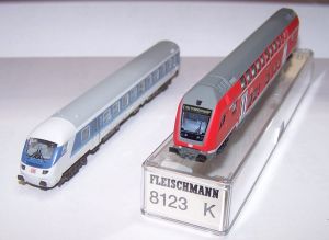 2 Steuerwagen, roter DoSto und blauer Interregio