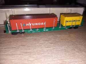 Rungenwagen On Rail mit Container