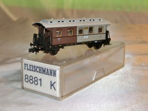 Fleischmann 8881 K, Durchgangswagen 3./4. Kl. der K.P.E.V.,  2-achsig, braun/grau,