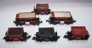 6 kleine Schotterwagen, teilweise mit Lagung, ohne OVP