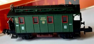 2 Personenwagen der DRG 3. Klasse, Gattung ´DC´, 2-achsig, grün, Fensterrahmen rot, Gasboden braun