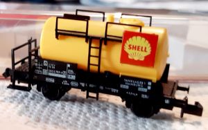 Kesselwagen, 2-achsig, gelb, "Shell", ShelSignet gelb auf roter Tafel - in der Muschel Schrift rot