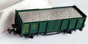Offener Güterwagen der SNCB, 2-achsig, grün, mit Kiesladung (herausnehmbar)