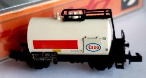 Kesselwagen 2 achsig, mit Bremserbühne, weiß, ESSO, roter Balken