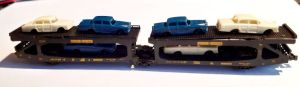 2 Autotransportwagen der British Railways, 3-achsig, braun, beladen mit 6 Autos