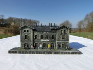 KIBRI N 7414 Bahnhof Munderkingen. Modell lackiert, lasiert, patiniert. Figuren, etwas Grün.