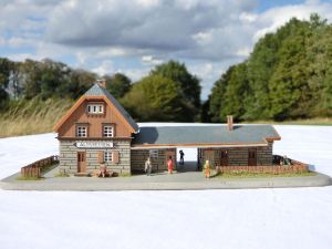 HERPA N 602, Bahnhof "Altstetten". Bahnhof auf Holztafel, mit Einzäunung, Figuren, Begrünung. 
