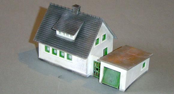 gelaltertes haus mit noch patina-pulver
