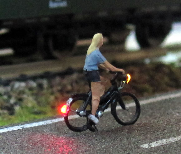 H0 Radfahrerin Mit Beleuchtung NEU und OVP BICYC-LED 878095 Fahrrad 